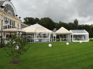 Namioty z transparentnymi ścianami przed restauracją Belvedere