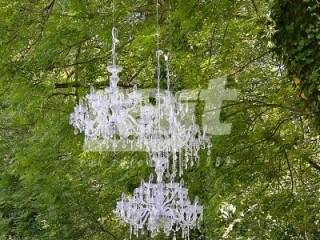 Żyrandole kryształowe, idealne oświetlenie na wesela plenerowe