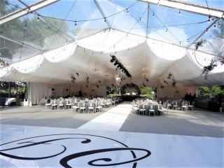 Wnętrze hali namiotowej na duże wesele - widok na część taneczną i konsumpcyjną