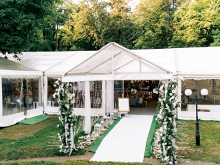 Wejście do głównego namiotu weselnego