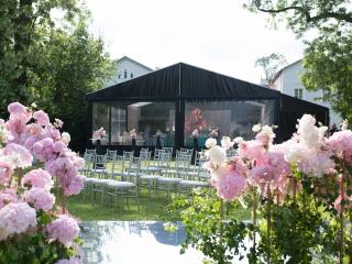 Czarny namiot weselny i krzesła Chiavari na wesele w plenerze Karoliny Pisarek