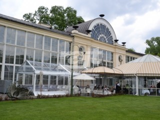 Namioty z transparentnymi ścianami przed restauracją Belvedere - fot.2