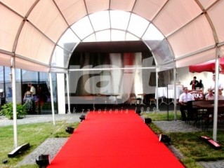 Namiot łukowy z czerwoną wykładziną - wejście na event 2