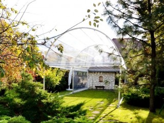 Transparentny namiot łukowy w ogrodzie