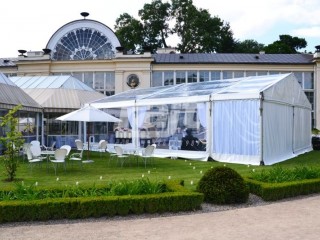 Namiot imprezowy przy pałacu z transparentnymi ścianami bocznymi - fot.1