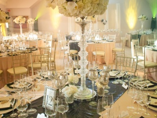 Transparentne krzesła CHIAVARI - idealny wybór na wesele lub inną imprezę