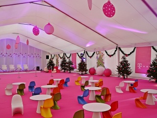 Hala namiotowa RAJT na świąteczny event marki T-mobile w różowo - białej kolorystyce - fot.7