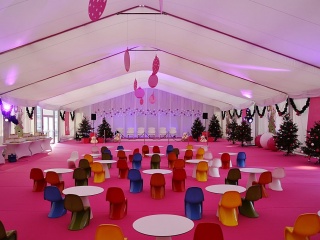 Hala namiotowa RAJT na świąteczny event marki T-mobile w różowo - białej kolorystyce - fot.4