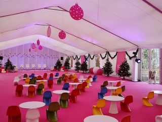Hala namiotowa RAJT na świąteczny event marki T-mobile w różowo - białej kolorystyce - fot.3