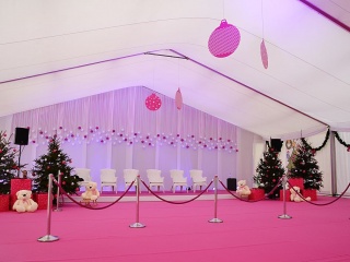 Hala namiotowa RAJT na świąteczny event marki T-mobile w różowo - białej kolorystyce - fot.2