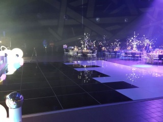 Modułowy parkiet taneczny w biało-czarnym kolorze, w namiocie eventowym RAJT - wynajem