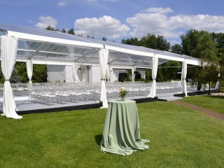 Hala namiotowa TYP 10 na ślub plenerowy + transparentne krzesła chiavari i biała wykładzina