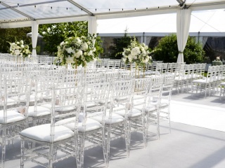 Transparentne krzesła CHIAVARI na ślubie plenerowym - fot.2