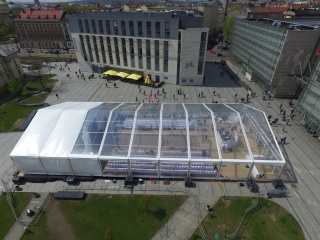 Hala namiotowa z częściowo transparentnym dachem na event 