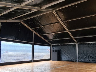 Czarna hala namiotowa z podłogową - wnętrze fot.1