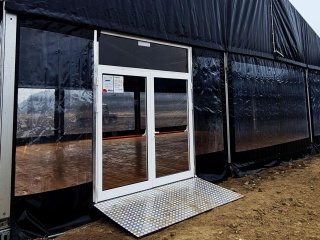 Czarna hala namiotowa - drzwi wejściowe aluminiowe do hali
