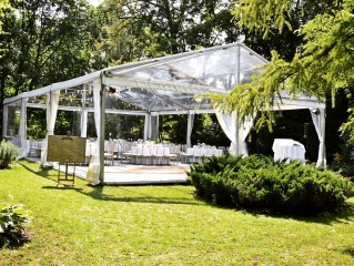 Namiot na imprezę plenerową w ogrodzie