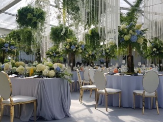Krzesła GLAMOUR na weselu w białej hali namiotowej