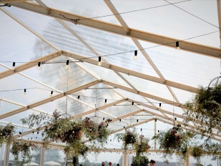 Namiot z transparentnym dachem na imprezę plenerową